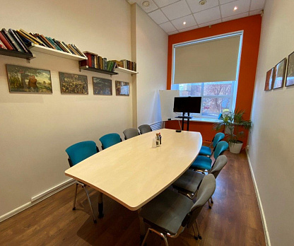 Средняя переговорная комната до 12 человек