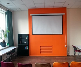 Большая переговорная комната